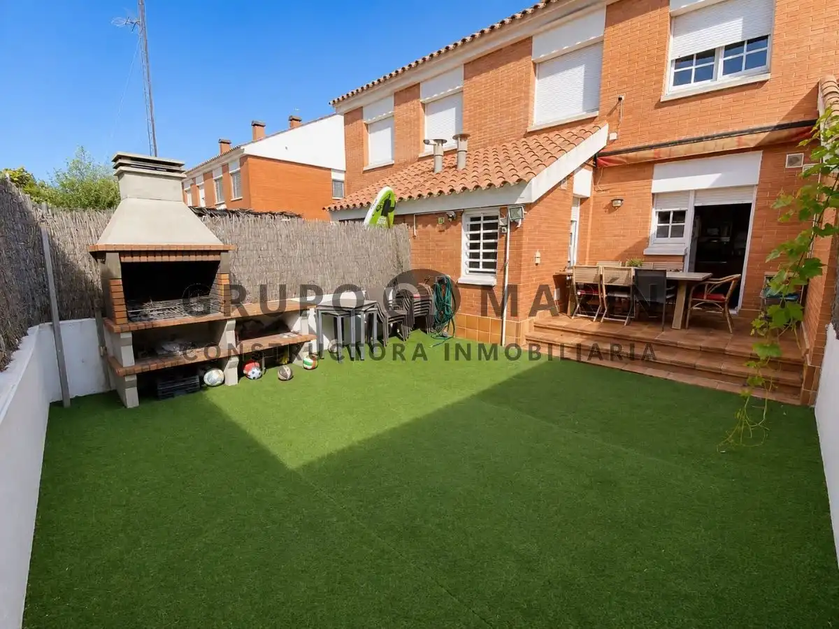 Casa bifamiliare con giardino in vendita a Carrer de Sant Miquel, imagen 3