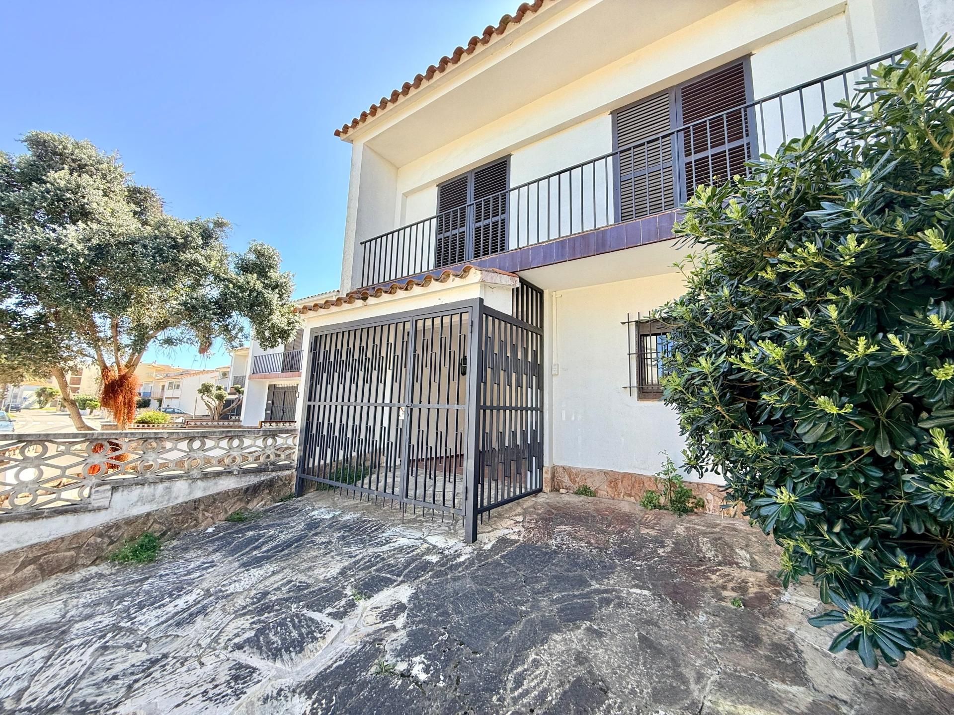 Vista exterior de Casa adosada en venda en Palamós amb Terrassa i Balcó
