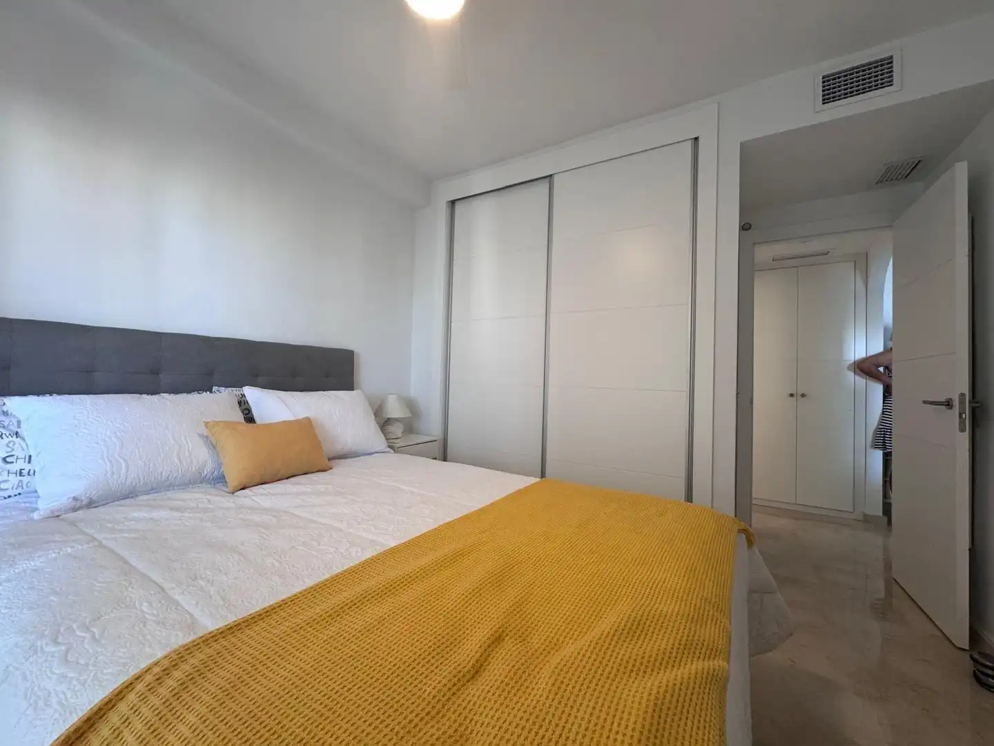 Schlafzimmer von Wohnungen zur Miete in Mijas mit Klimaanlage, Terrasse und Möbliert