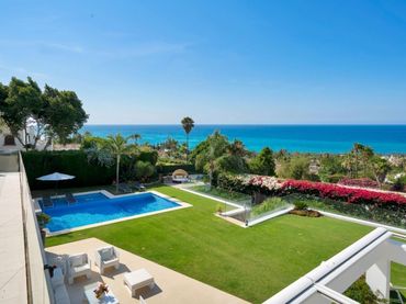 Detached house with balcony for sale in 21 Calle Campanillas