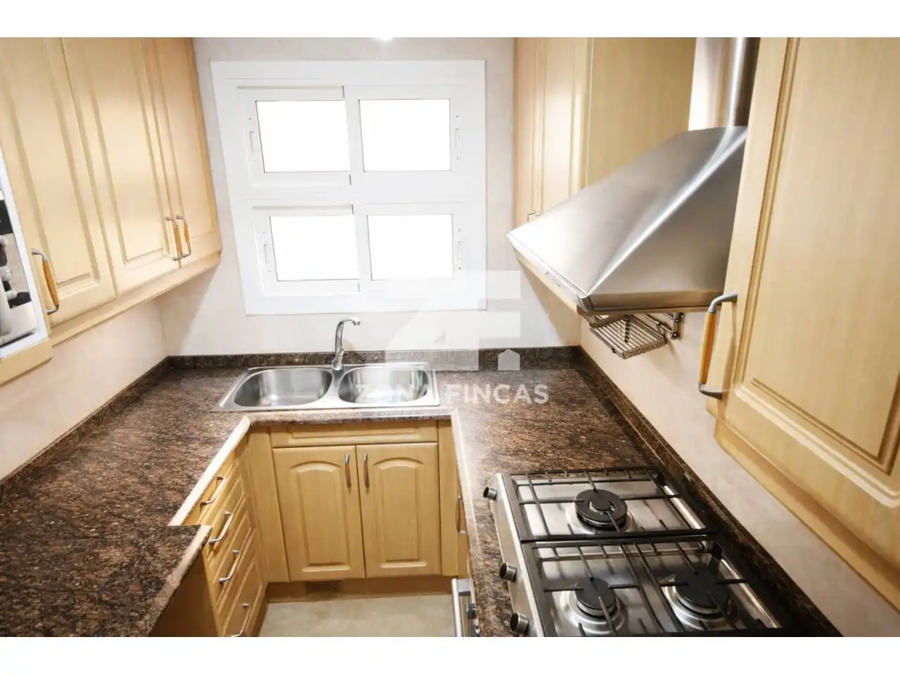 Cuina de Casa o xalet en venda en Santa Coloma de Gramenet amb Aire condicionat, Calefacció i Jardí privat