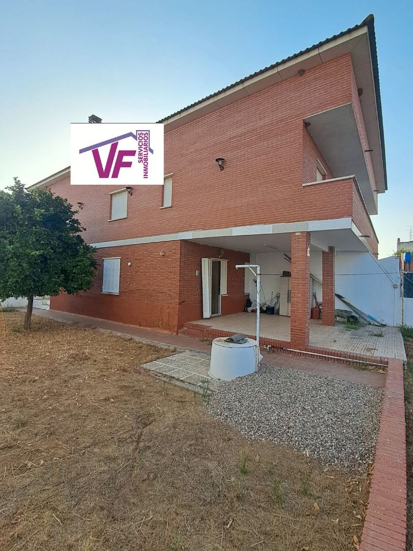 Vista exterior de Casa adosada en venda en Cazalegas amb Jardí privat i Terrassa