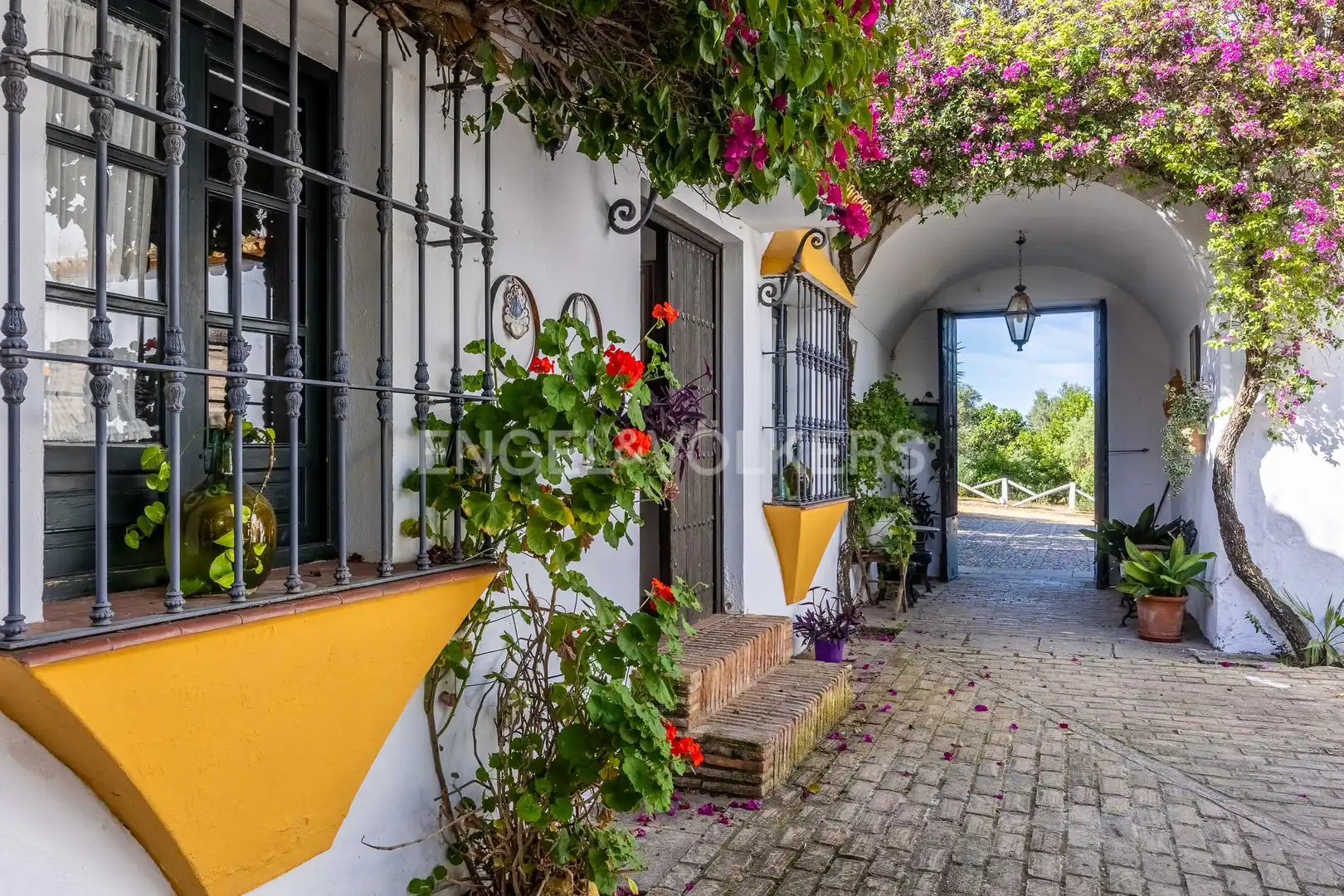 Vista exterior de Finca rústica en venda en Alcalá de Guadaira amb Calefacció, Jardí privat i Terrassa