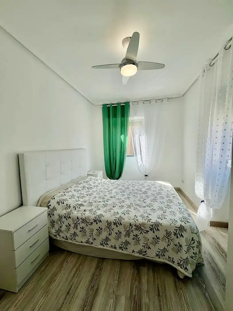 Dormitori de Apartament en venda en Alicante / Alacant amb Aire condicionat, Terrassa i Moblat