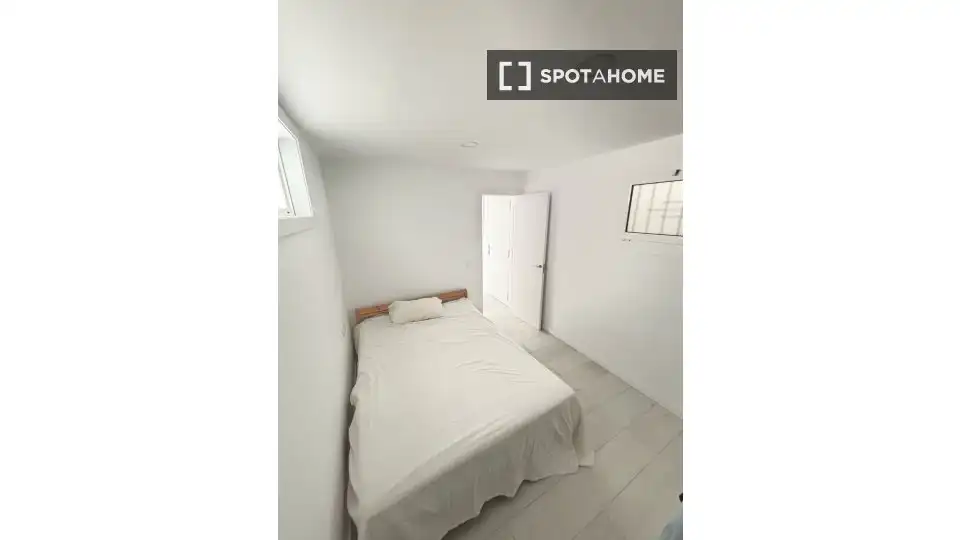 Bedroom of Flat for share in El Masnou  with Air Conditioner, Heating and Furnished