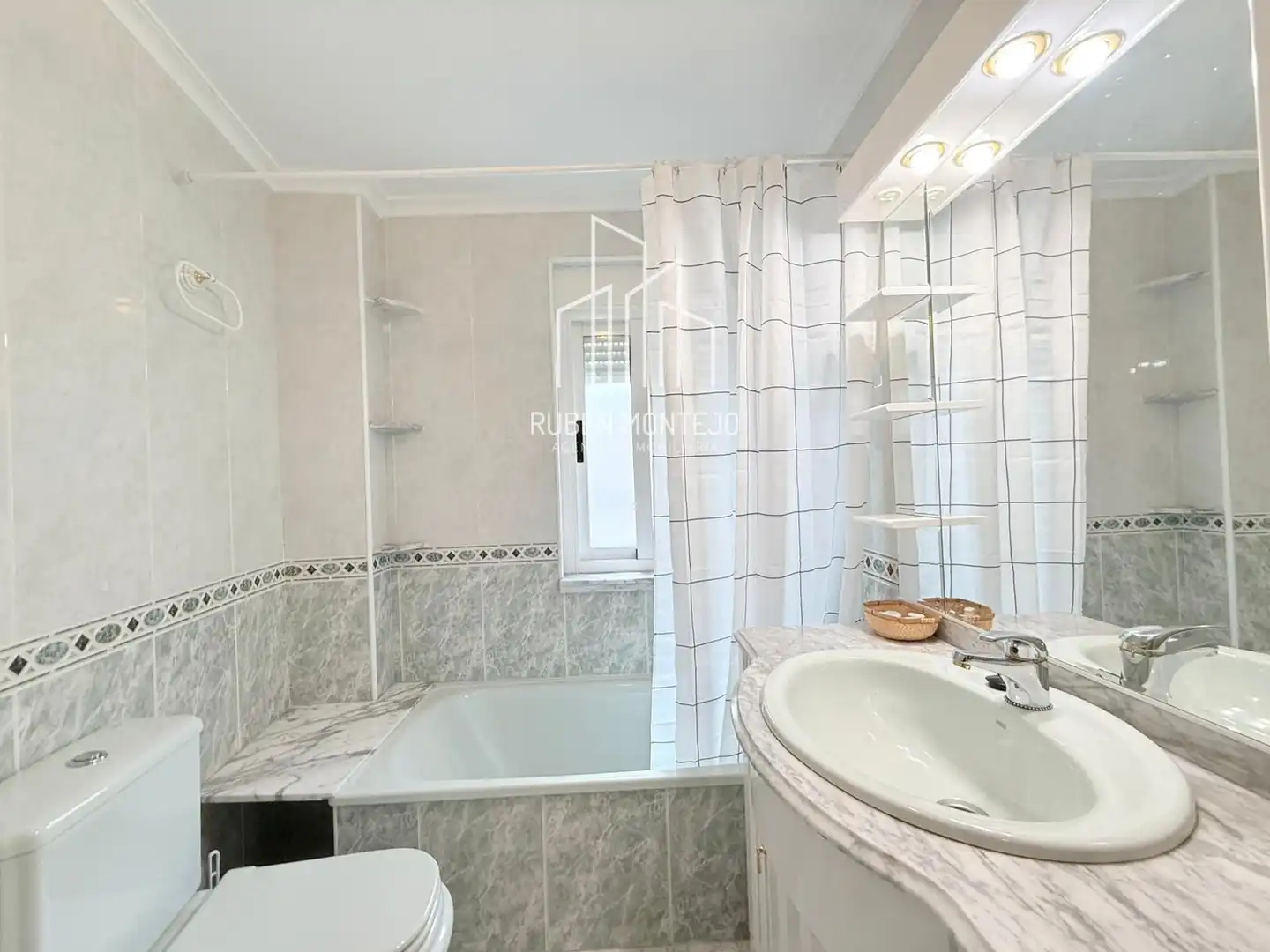 Badezimmer von Wohnung zur Miete in Salamanca mit Heizung, Parkett und Terrasse