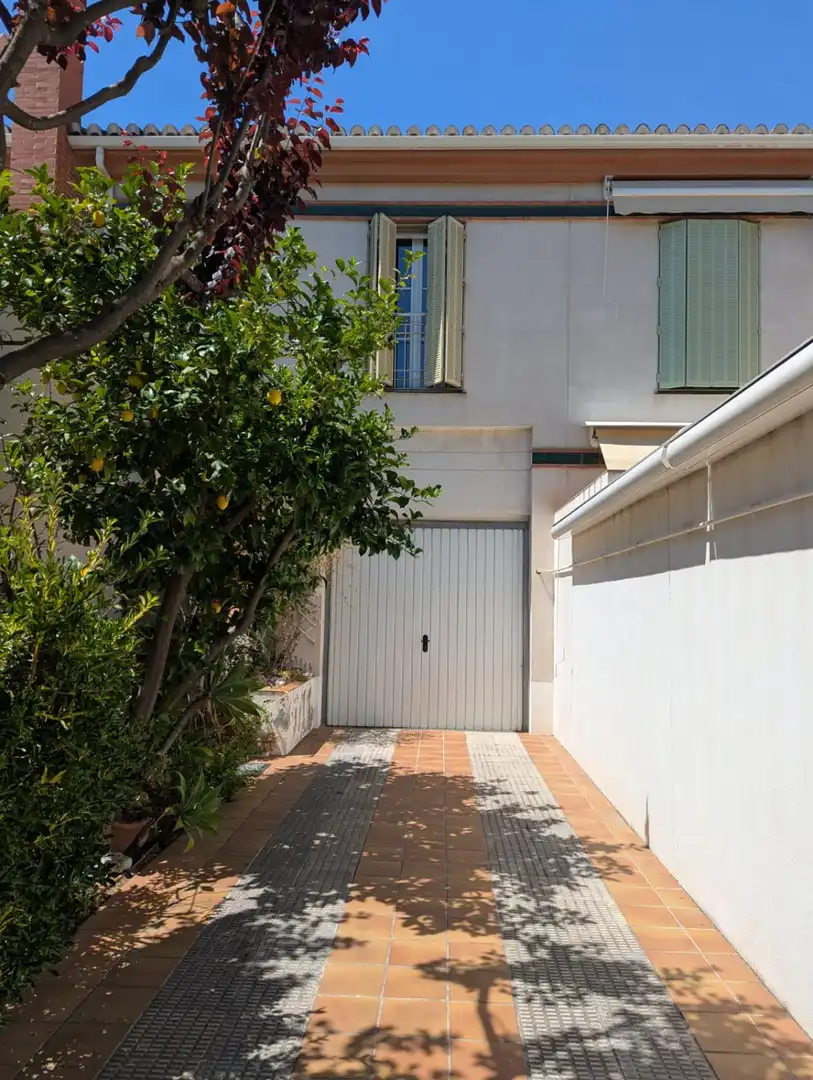 Vista exterior de Casa o xalet en venda en Granada amb Aire condicionat, Calefacció i Terrassa