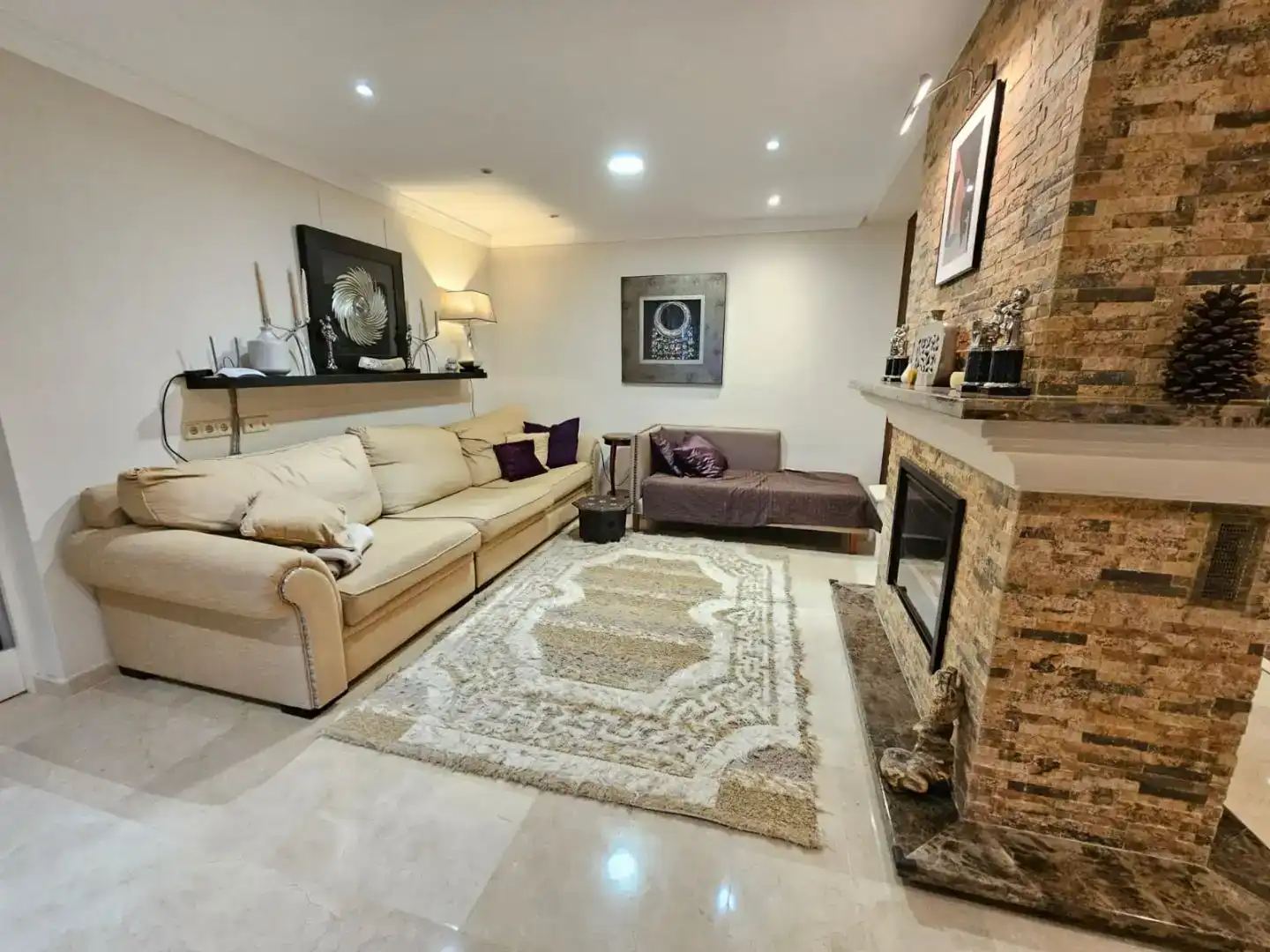 Wohnzimmer von Wohnung zur Miete in Mijas mit Klimaanlage, Privatgarten und Parkett