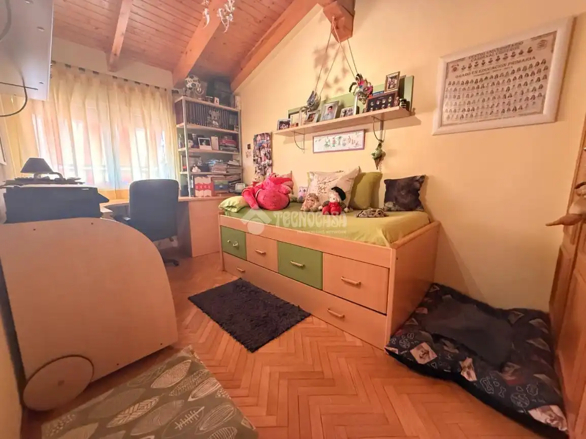 Schlafzimmer von Einfamilien-Reihenhaus zum Verkauf in Torrejón del Rey mit Klimaanlage, Heizung und Privatgarten