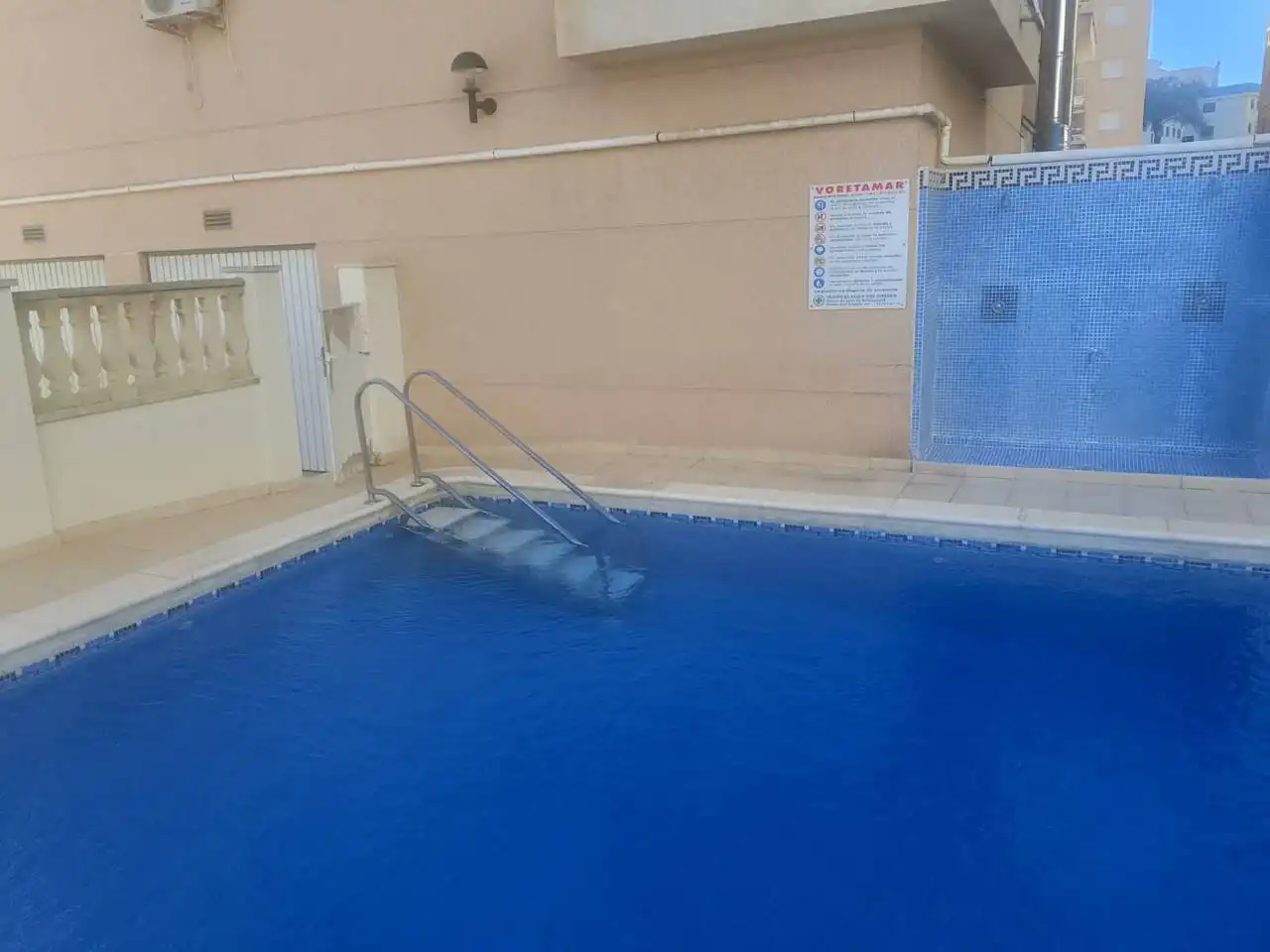 Piscina de Piso en venta en Guardamar de la Safor con Aire acondicionado, Terraza y Amueblado