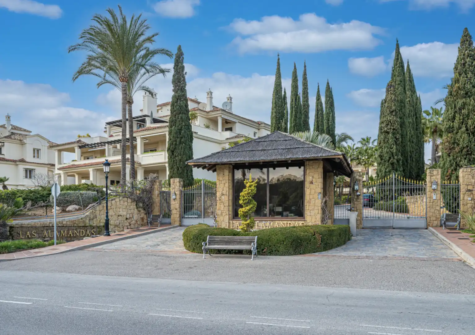 Vista exterior de Ático en venta en Marbella con Aire acondicionado, Terraza y Amueblado