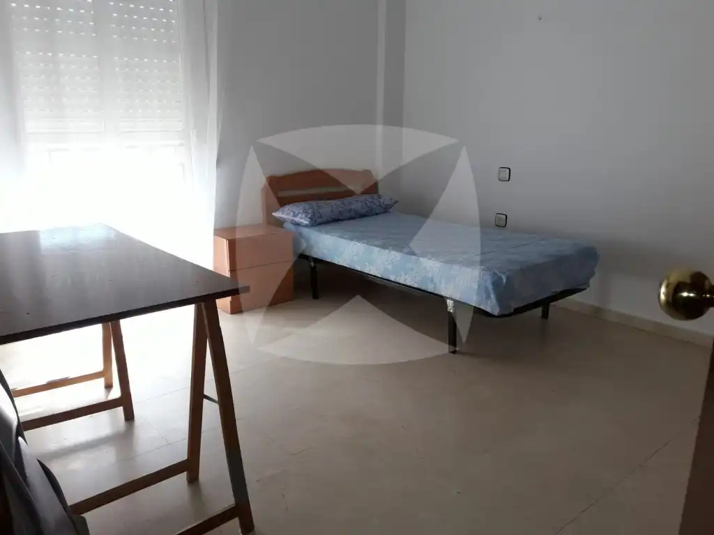 Dormitori de Pis de lloguer en Badajoz amb Terrassa, Moblat i Balcó
