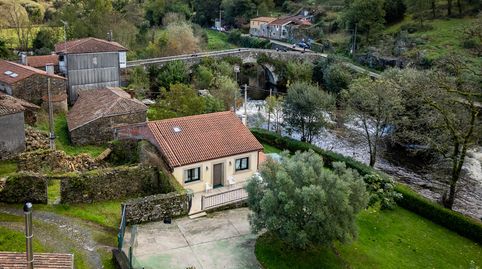 Chalet junto al río en el Camino de Santiago en Melide