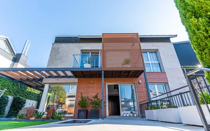 Exterior view of Single-family semi-detached for sale in Las Rozas de Madrid  with Air Conditioner, Terrace and Swimming Pool