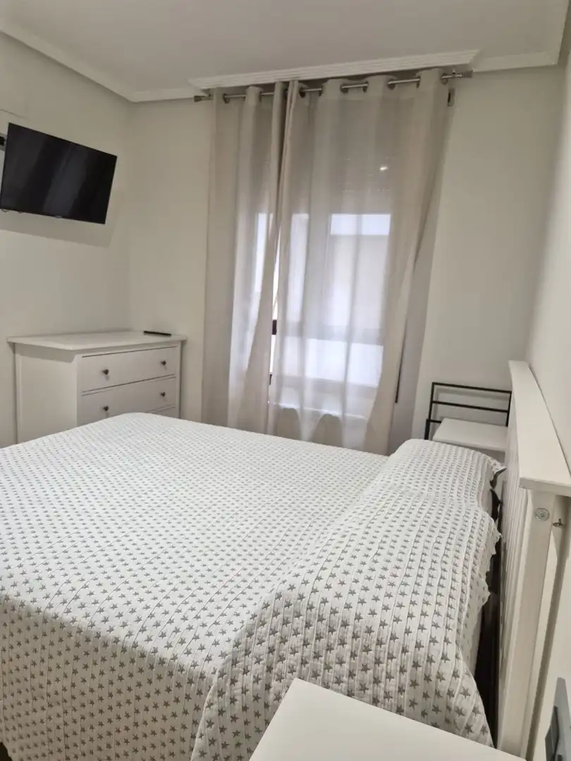 Bedroom of Flat for rent in Badajoz  with Air Conditioner, Heating and Parquet flooring