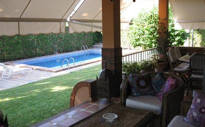 Jardí de Casa o xalet en venda en Dos Hermanas amb Aire condicionat, Traster i Piscina