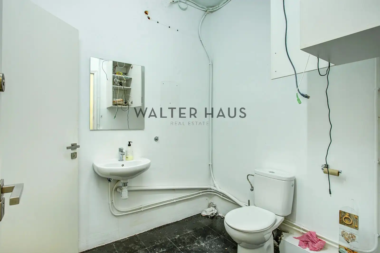 Bathroom of Commercial properties for rent in Barcelona  with Air Conditioner