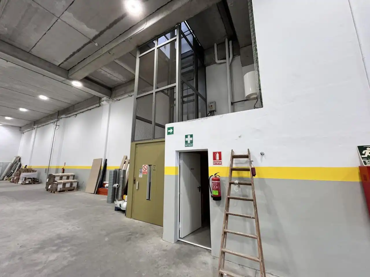 Fabrikhallen zur Miete in Badalona