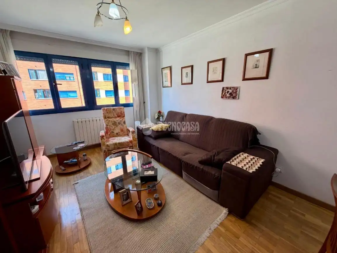 Sala d'estar de Pis en venda en León Capital  amb Calefacció, Parquet i Terrassa