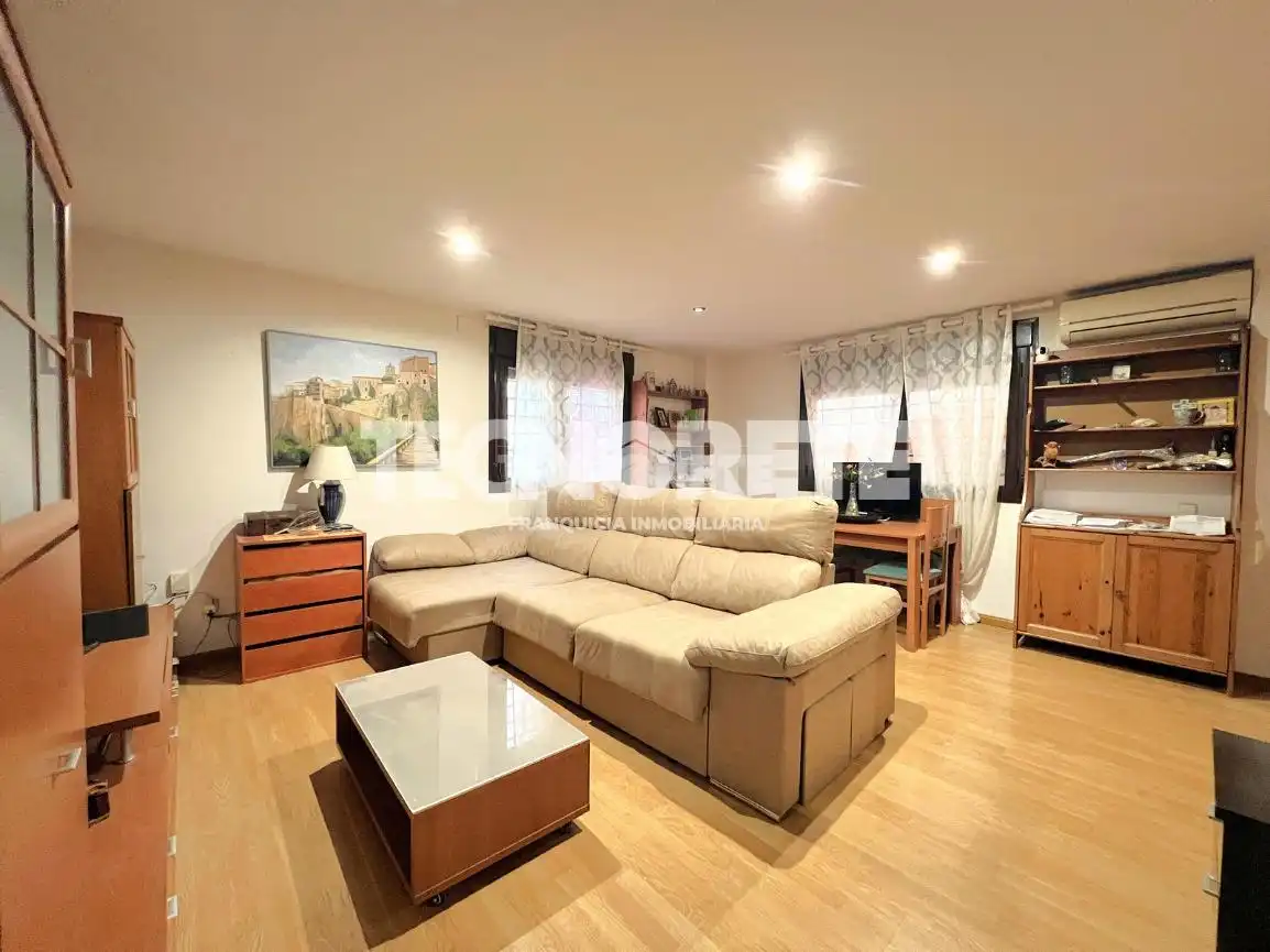 Wohnzimmer von Wohnung zum Verkauf in Cobisa mit Heizung und Privatgarten