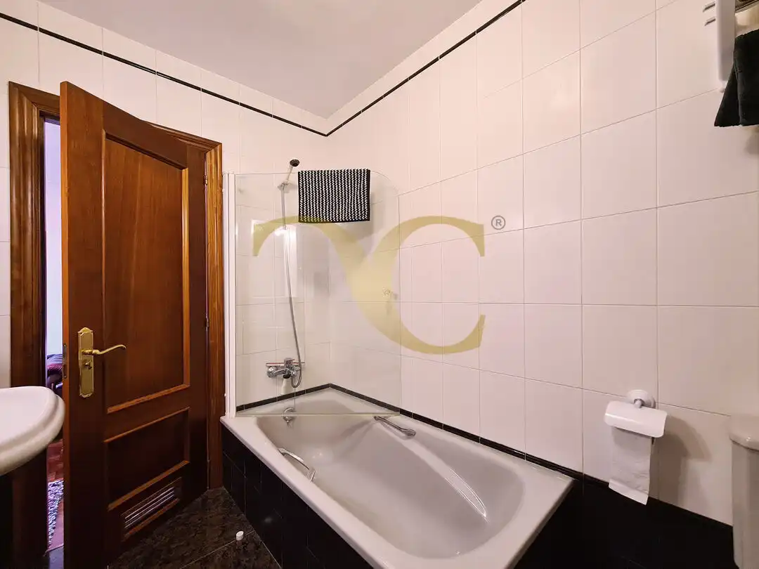 Baño de Casa adosada en venta en Ribadesella con Calefacción, Trastero y Amueblado