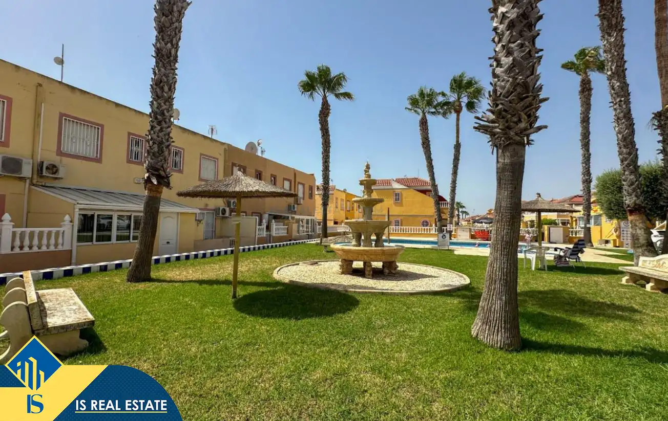 Vista exterior de Casa adosada en venda en Orihuela amb Aire condicionat, Calefacció i Terrassa