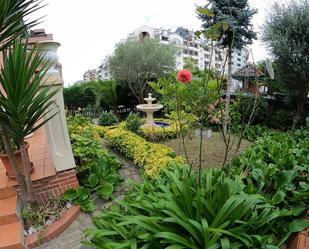 Jardí de Casa adosada en venda en Castro-Urdiales amb Calefacció i Piscina