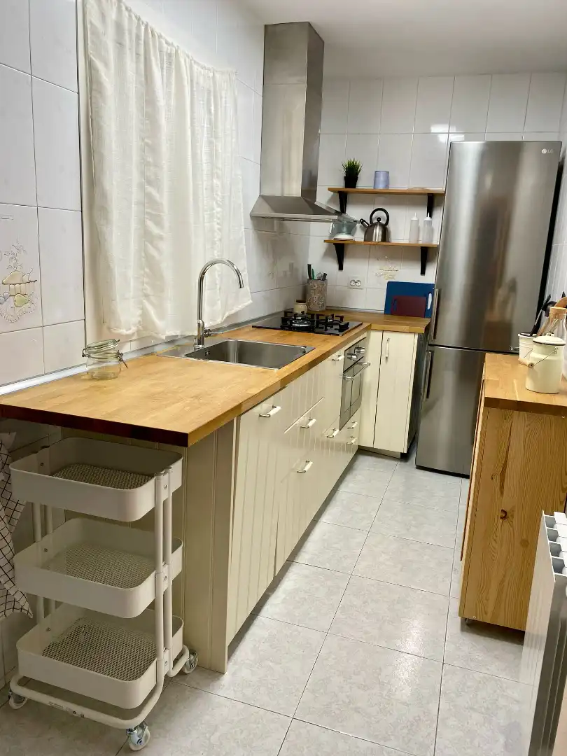 Cuina de Pis de lloguer en Cornellà de Llobregat amb Moblat, Forn i Rentadora