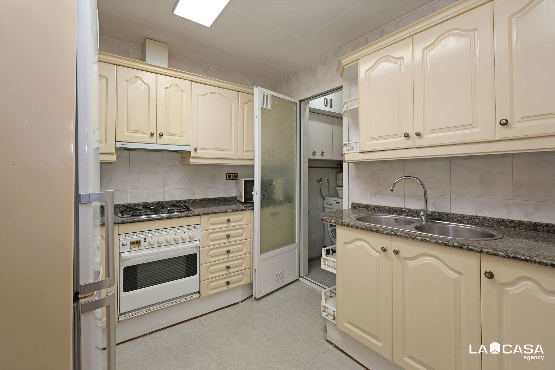 Kitchen of Flat for sale in L'Hospitalet de Llobregat  with Furnished and Balcony