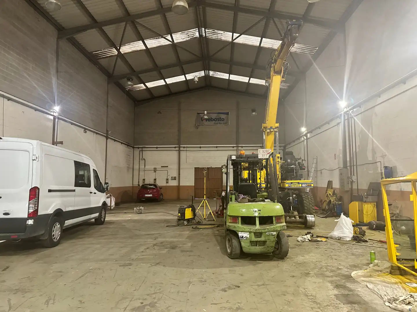 Parkplatz von Fabrikhallen zur Miete in Molins de Rei