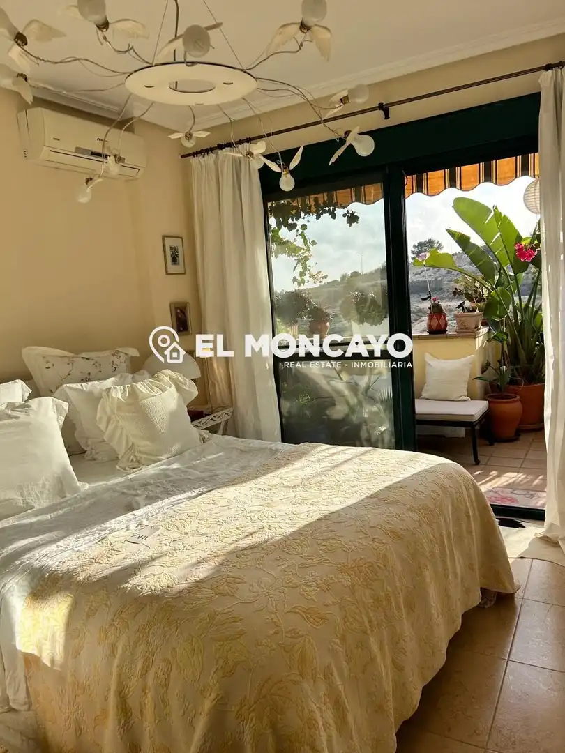 Vista exterior de Casa adosada en venda en Orihuela amb Aire condicionat, Calefacció i Jardí privat