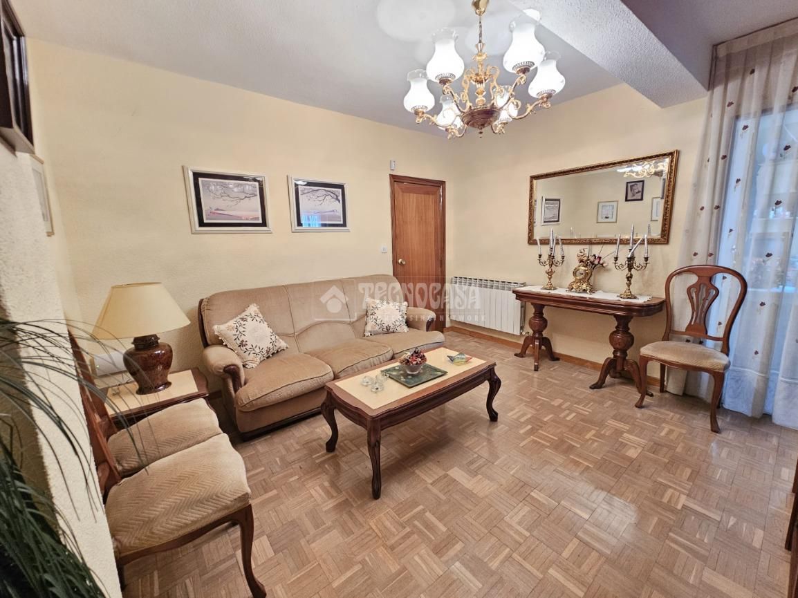 Sala de estar de Piso en venta en  Madrid Capital con Calefacción y Parquet