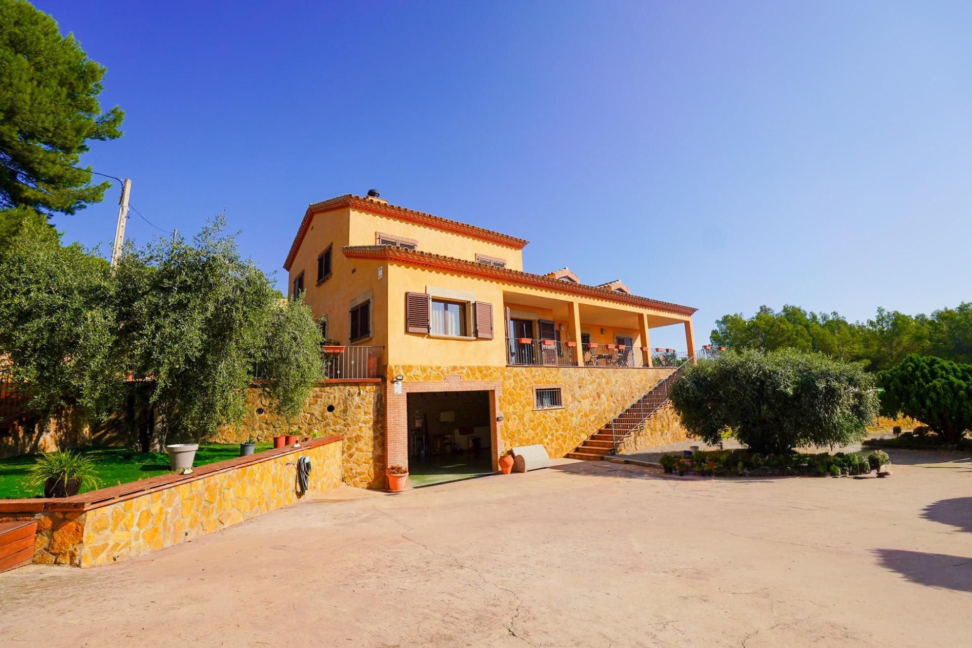 Vista exterior de Casa o xalet en venda en Alcover amb Aire condicionat, Calefacció i Jardí privat