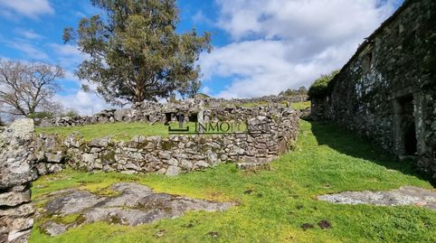 Se vende casa para reformar con 1400 m2 de Terreno en el municipio de Cotobade. Ofrece muchas posibilidades pues conserva parte de