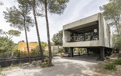 Vista exterior de Casa o xalet en venda en Begues amb Aire condicionat, Terrassa i Piscina