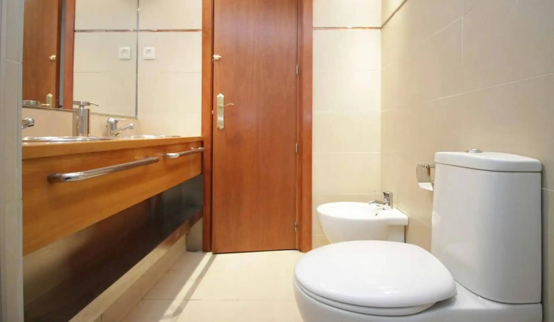 Bathroom of Flat for share in Barcelona  with Furnished and Washing machine