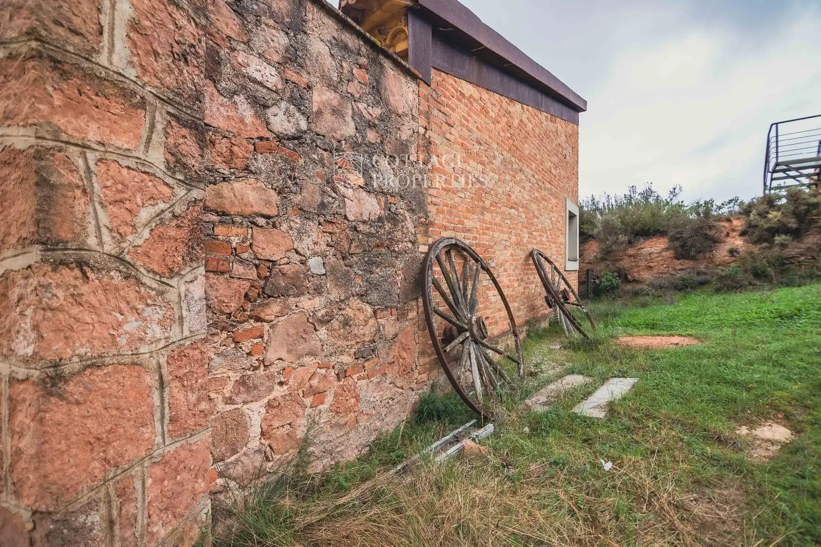 Vista exterior de Finca rústica en venda en Sant Llorenç Savall amb Calefacció i Piscina