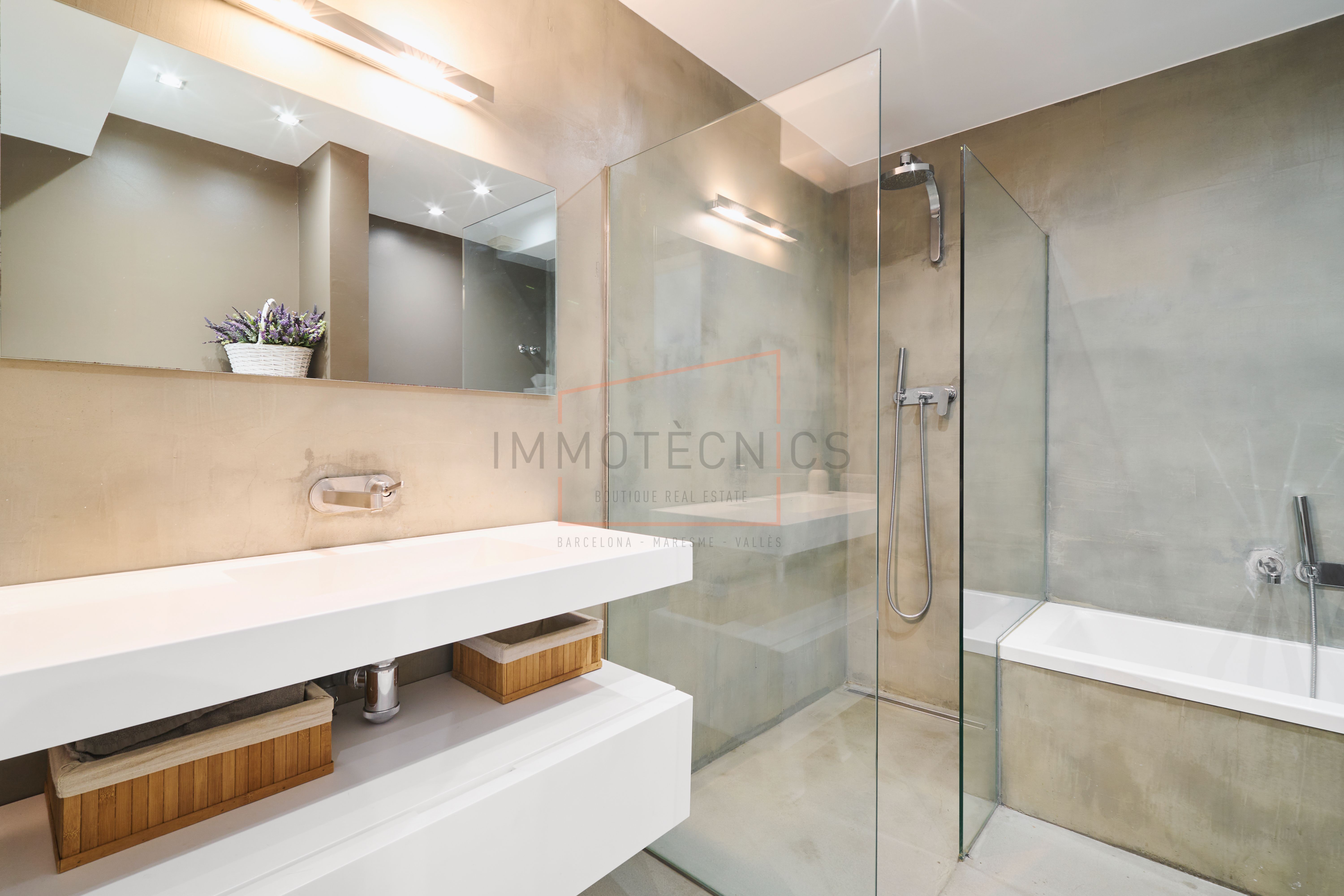 Bathroom of Duplex for sale in Granollers  with Air Conditioner, Heating and Balcony