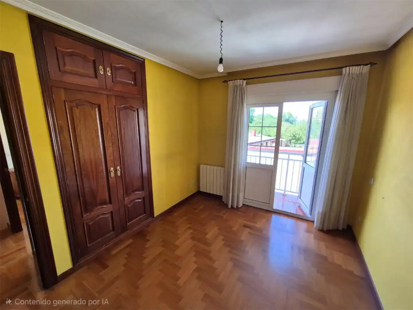 Habitación de Casa adosada en venta en Oviedo  con Parquet y Balcón