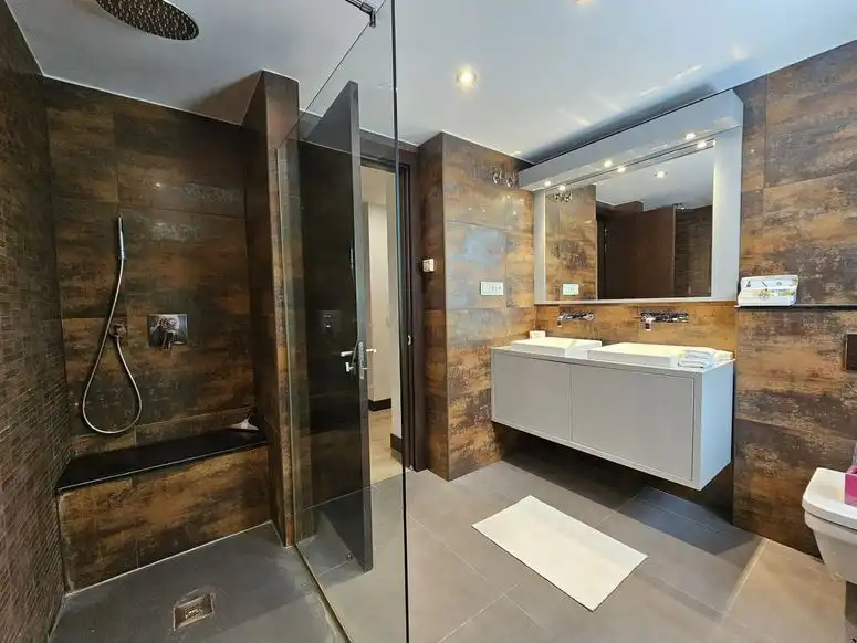 Badezimmer von Wohnungen zum Verkauf in Benahavís mit Klimaanlage, Terrasse und Möbliert