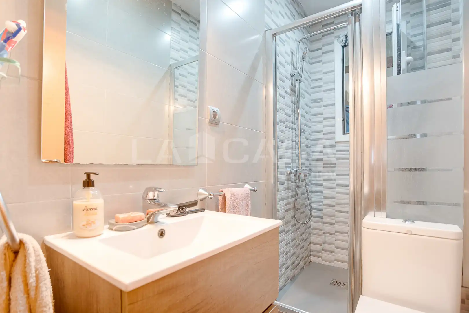 Bathroom of Flat for sale in Barcelona  with Oven