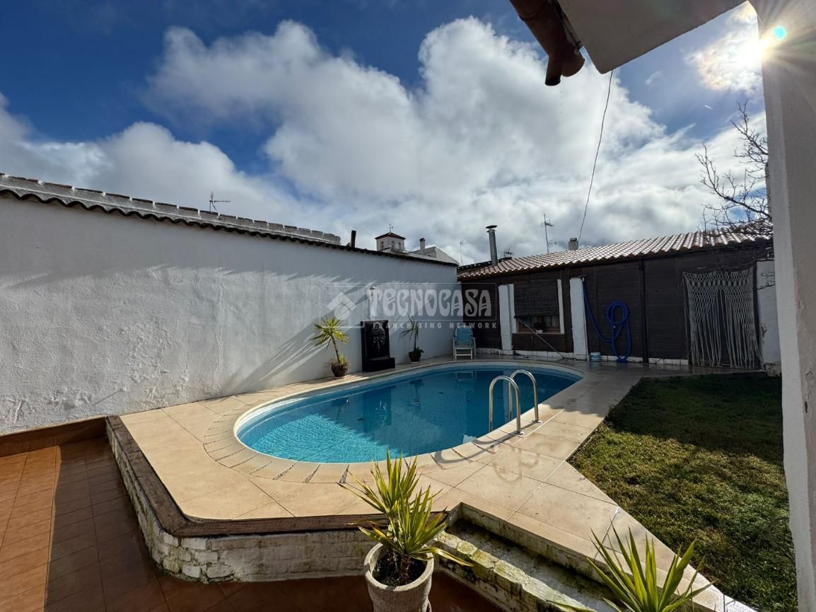 Piscina de Casa adosada en venda en La Carolina amb Calefacció, Jardí privat i Terrassa