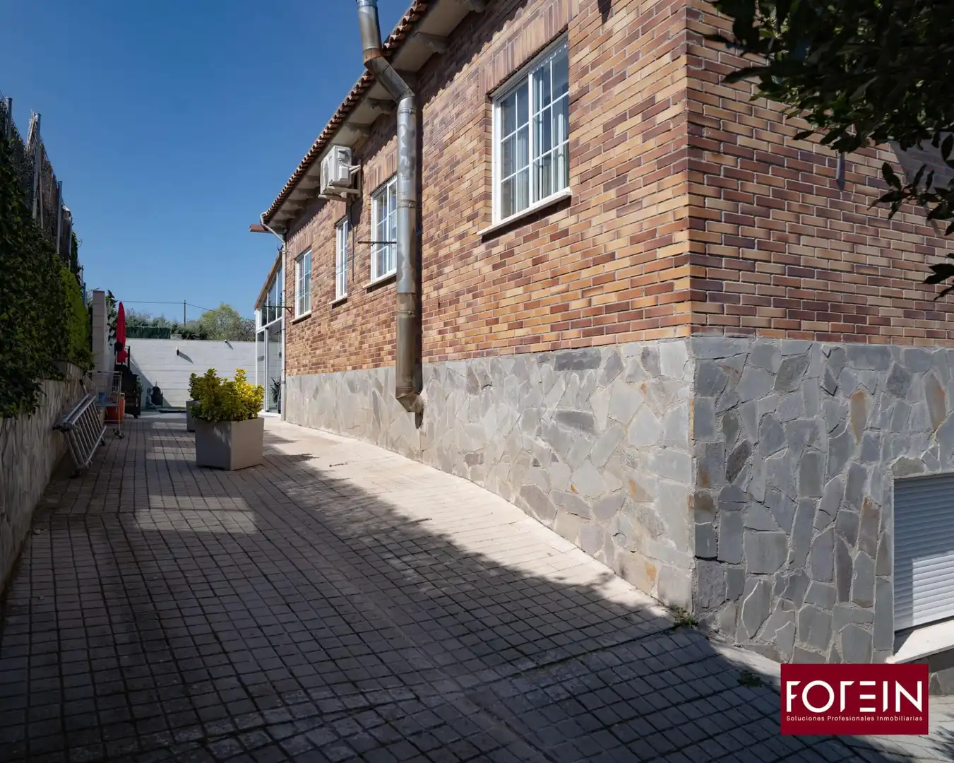 Vista exterior de Casa o xalet en venda en Torrejón del Rey amb Aire condicionat, Calefacció i Jardí privat