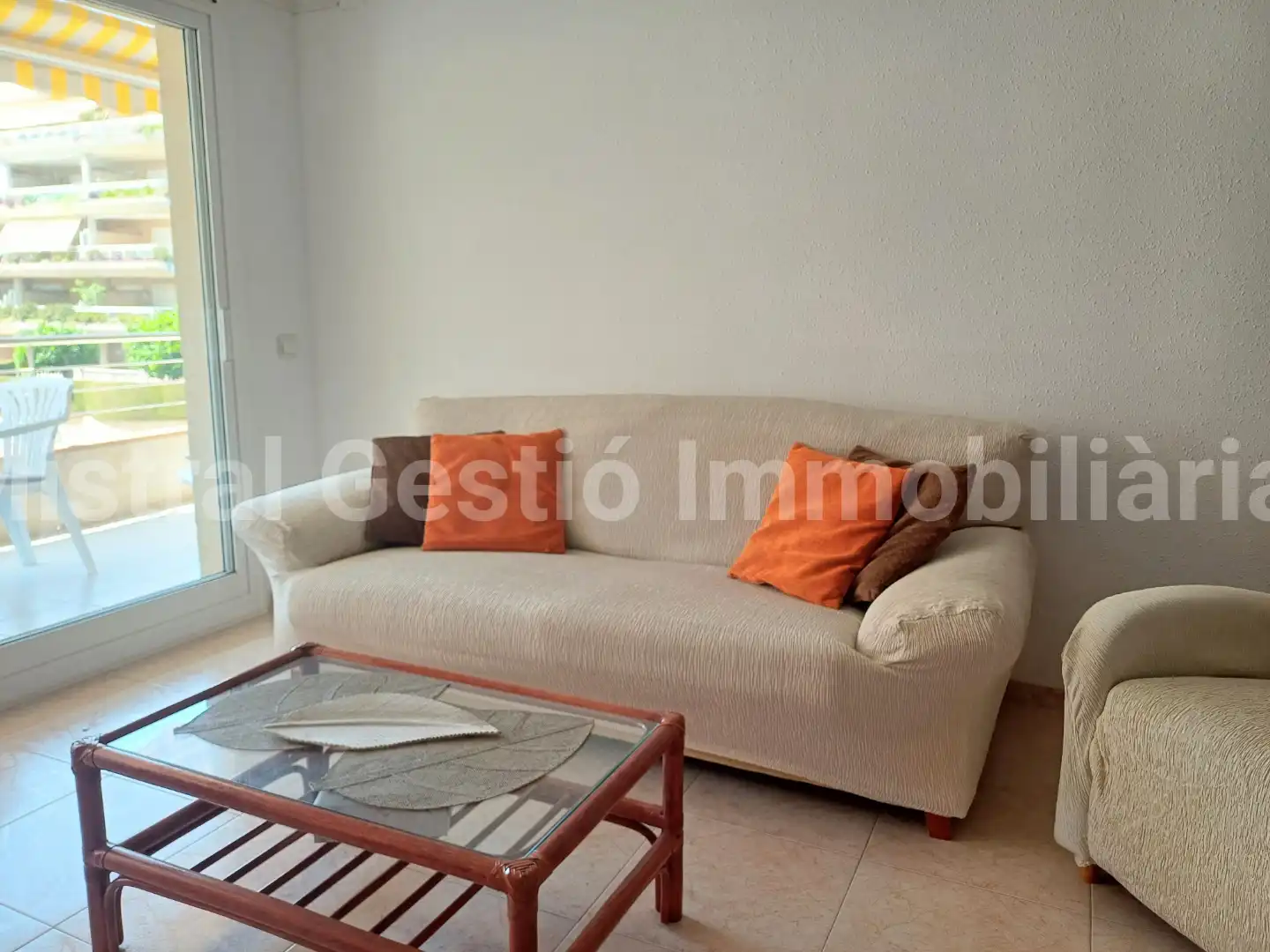 Sala d'estar de Pis de lloguer en Calafell amb Aire condicionat, Terrassa i Moblat