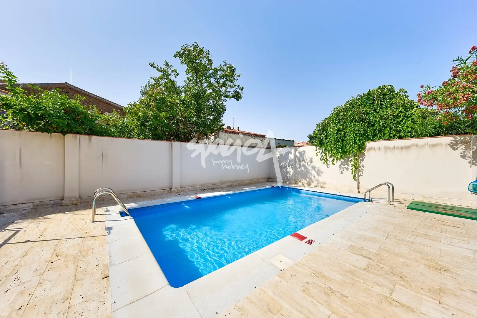 Piscina de Apartament en venda en Madrid amb Calefacció i Piscina comunitària
