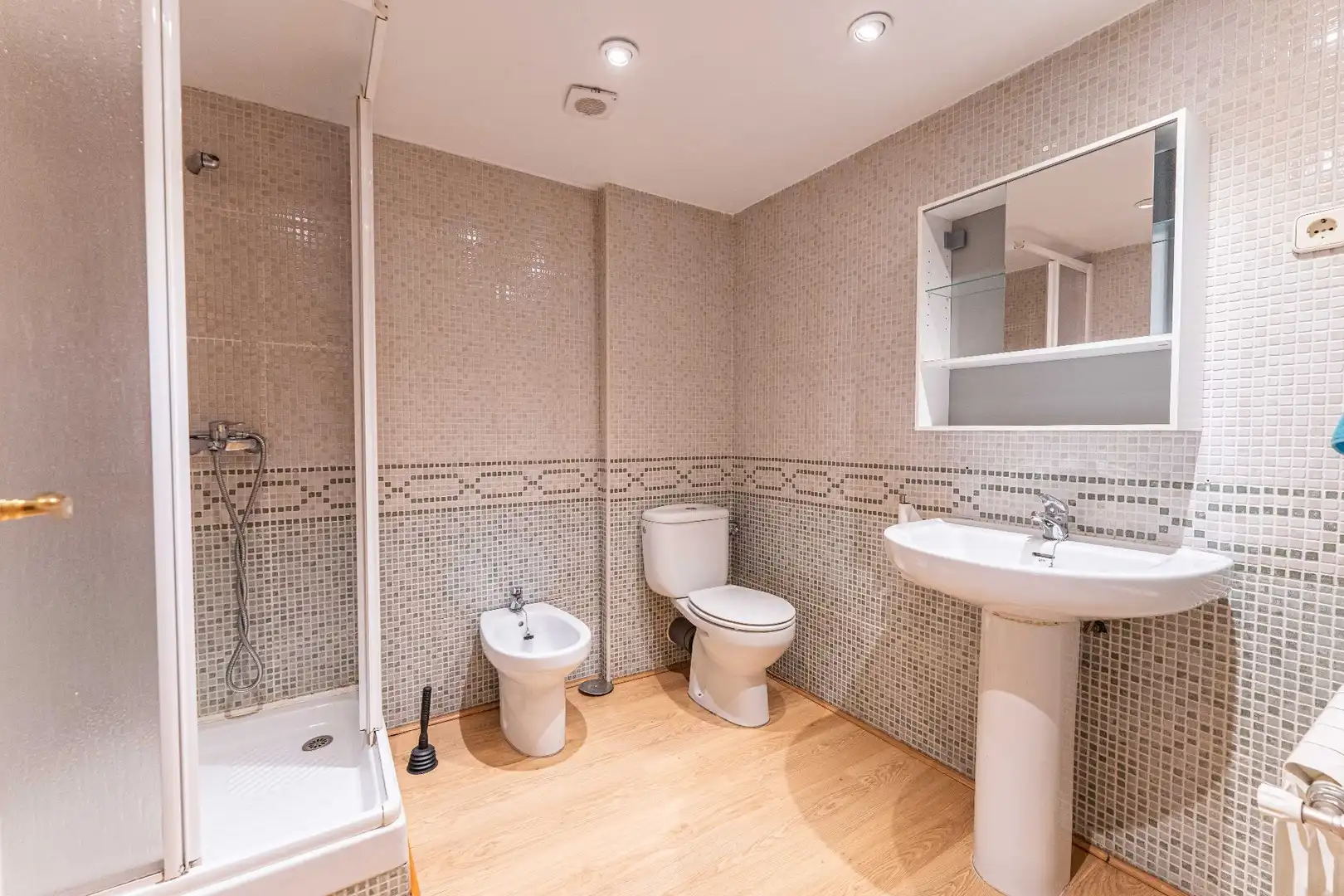 Baño de Casa adosada en venta en Fuenlabrada con Aire acondicionado, Calefacción y Jardín privado