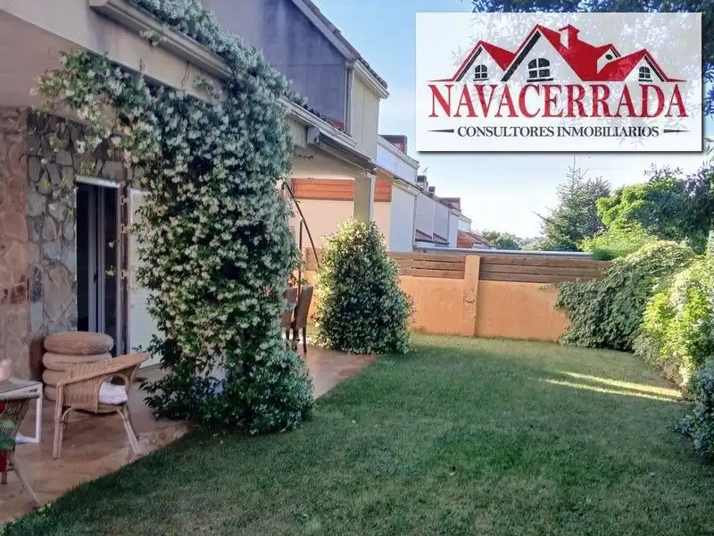 Vista exterior de Casa o xalet en venda en Navacerrada amb Calefacció, Jardí privat i Piscina comunitària