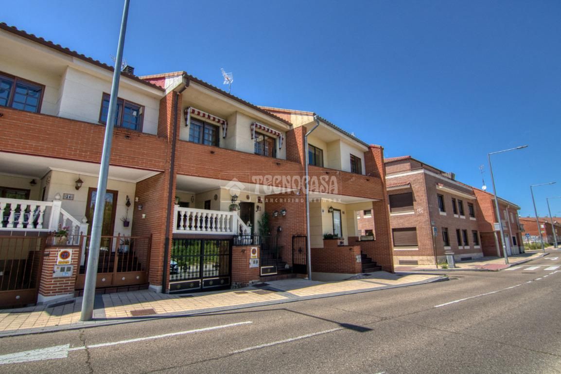 Vista exterior de Casa adosada en venda en Arroyo de la Encomienda amb Aire condicionat i Calefacció