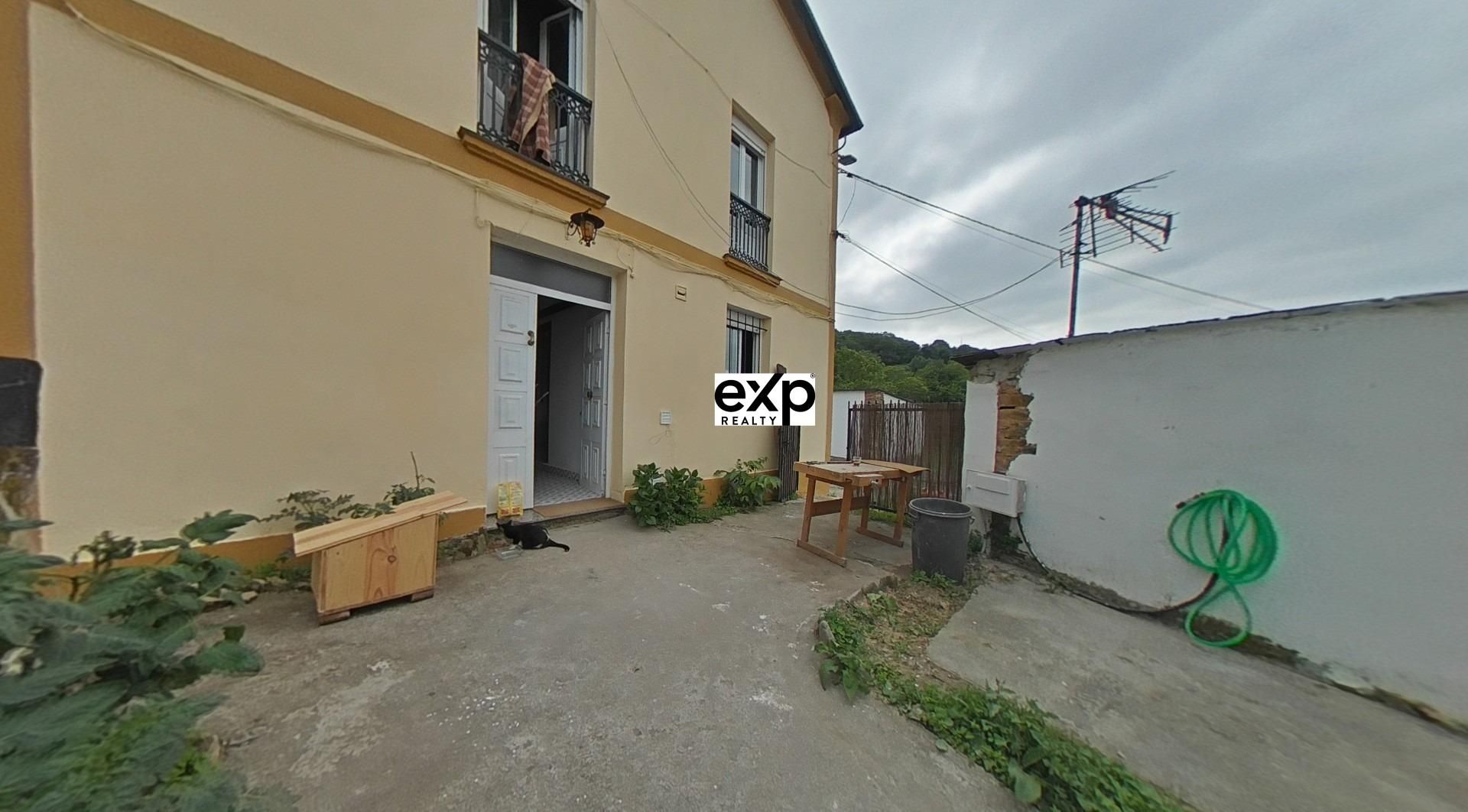 Vista exterior de Casa o xalet en venda en Riotorto amb Jardí privat