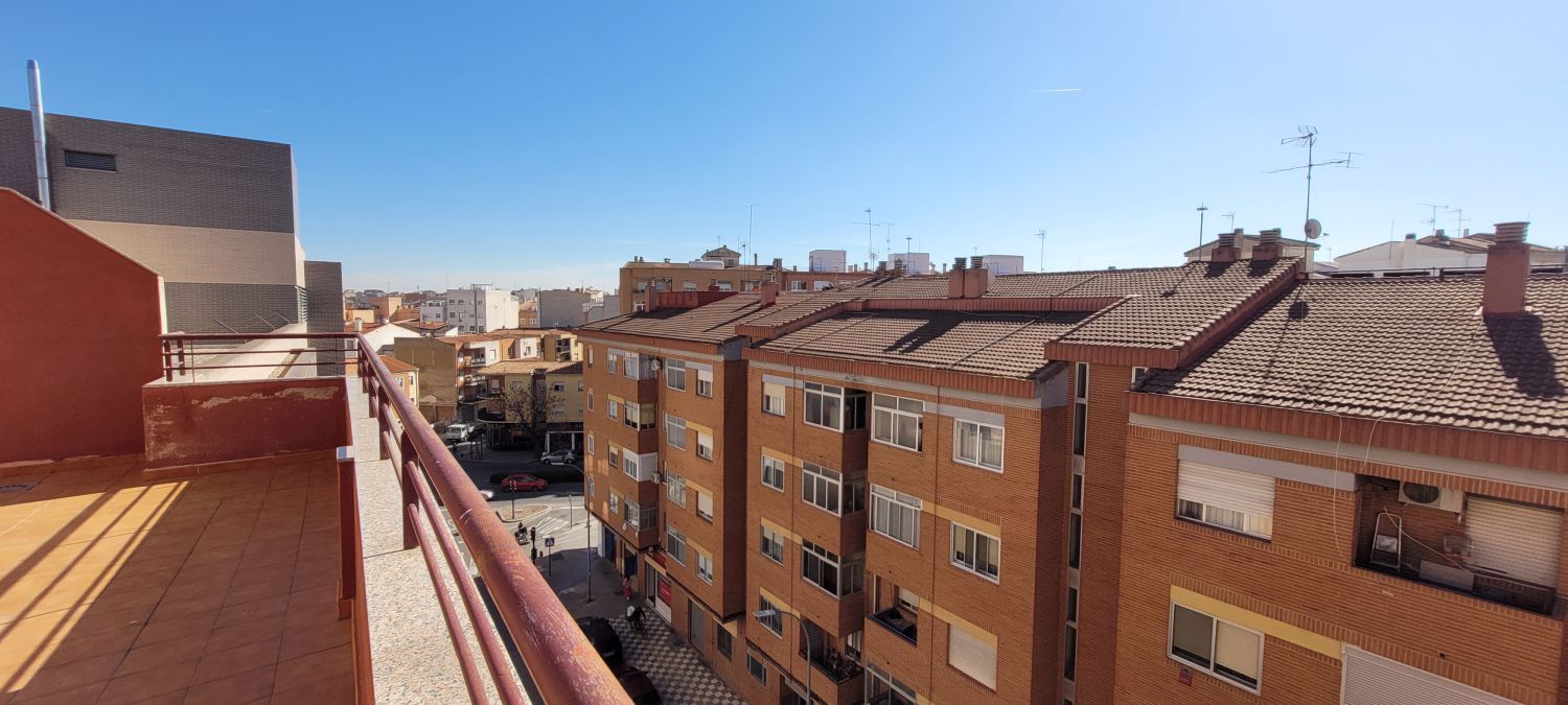 Vista exterior de Àtic en venda en  Albacete Capital amb Aire condicionat, Calefacció i Terrassa
